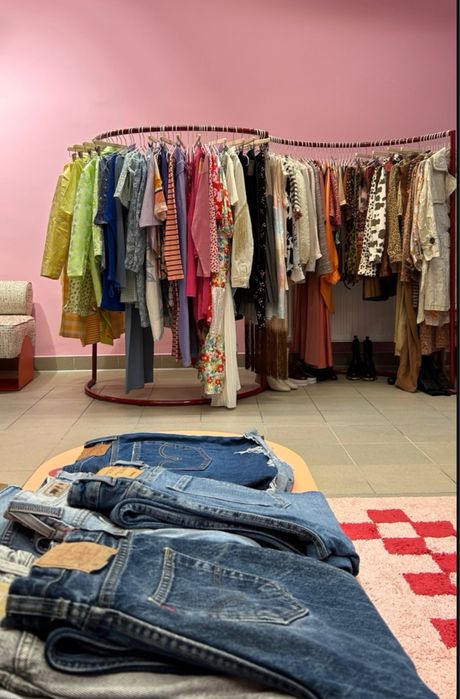 Wieszak bordowy C-shape marki HAY