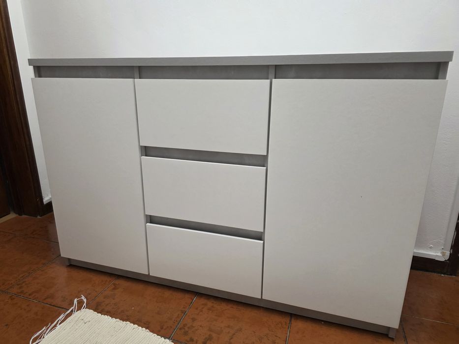 Aparador cinza e branco