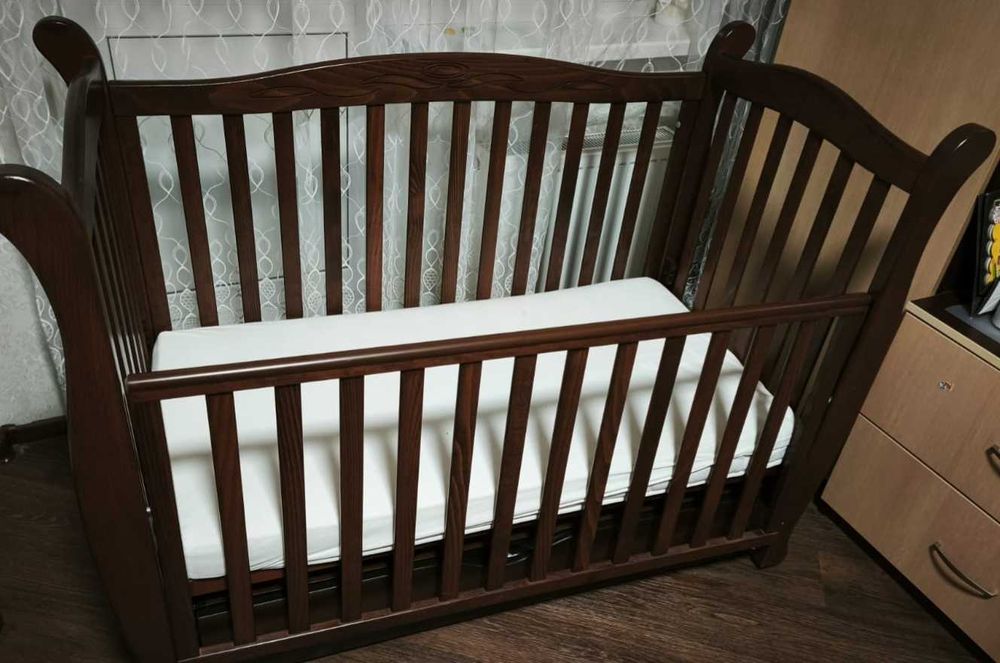 Ліжко дитяче з маятником