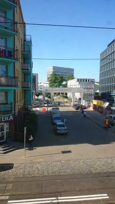 Plac Grunwaldzki naprzeciwko wejścia do Kampusu Grunwaldzkiego - wynajmę pokoje ul. Szczytnicka 26