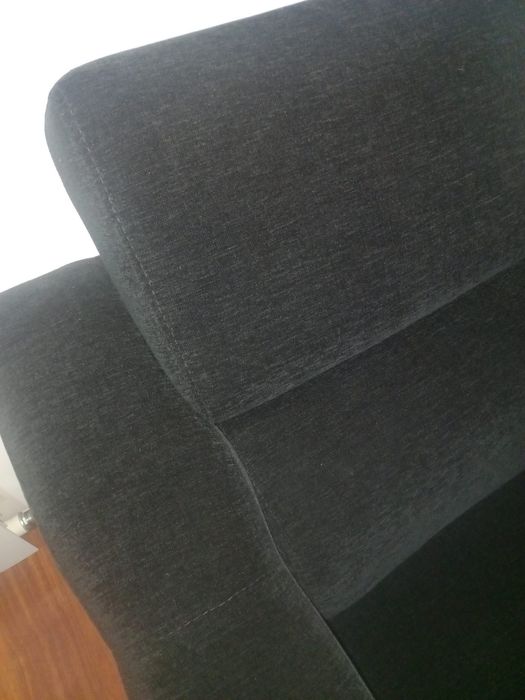 Sofá preto com acento deslizante