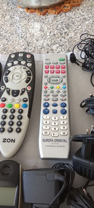 Vários comandos de televisão