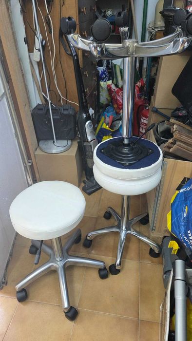 Banco para cabelereiro branco, sobe até 80cm