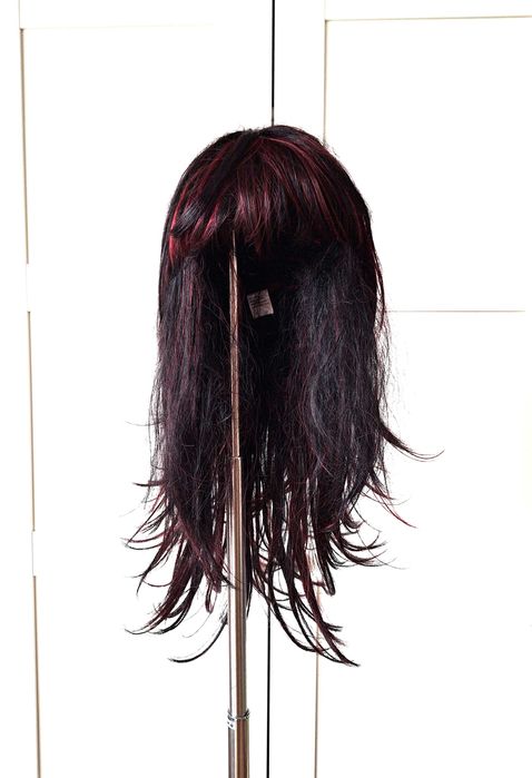 Peruka Włosy Syntetyczne Czarne z Pasemkami