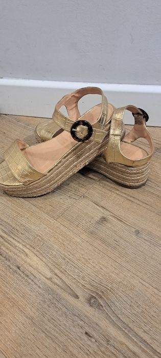 Sandálias douradas fantásticas