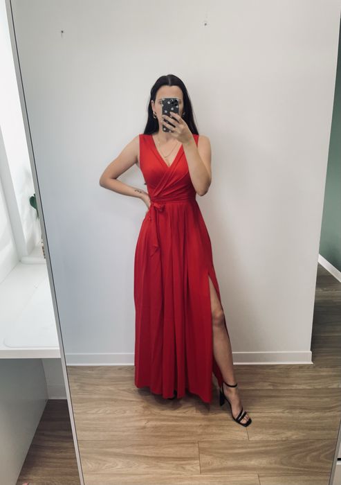 Piękna czerwona suknia z rozcięciem rozmiar 36