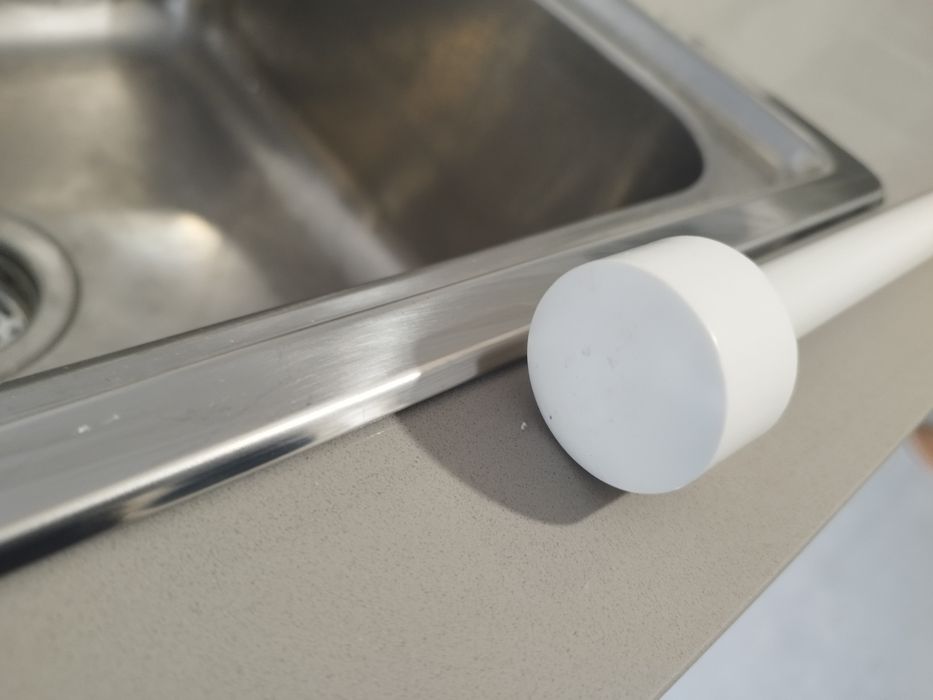 3 prateleiras novas para armários mais varão de cortinado