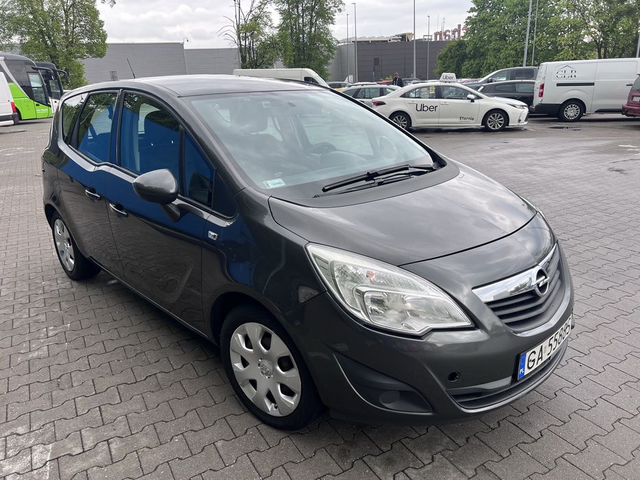 Opel meriva 2011 z bagażnikiem rowerowym thule na 4 rowery