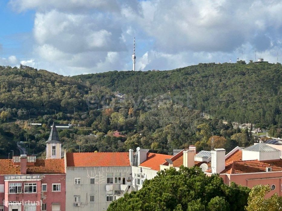 Apartamento T1+1, versátil, com vista desafogada em Campo de Ouriqu...