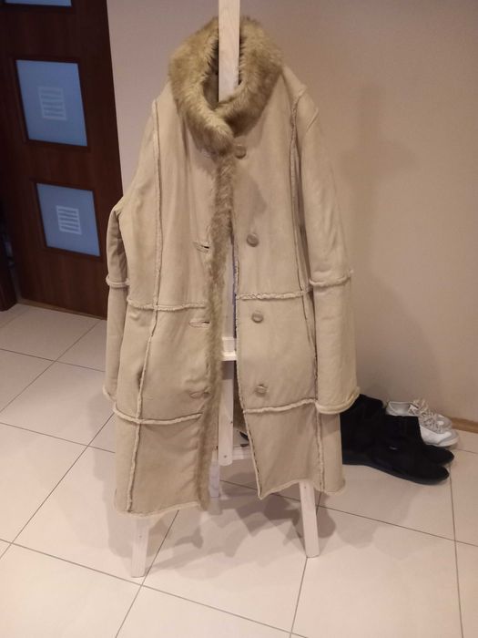 Cieply beżowy kożuch