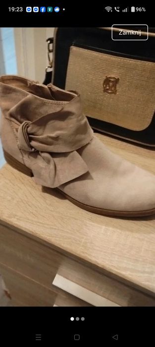 Piękne beżowe botki zapinane na suwak, ozdobione kokardą
