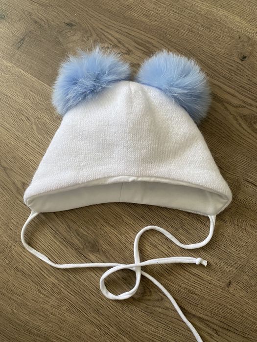 Шапочка на флісі з блакитними бомбонами