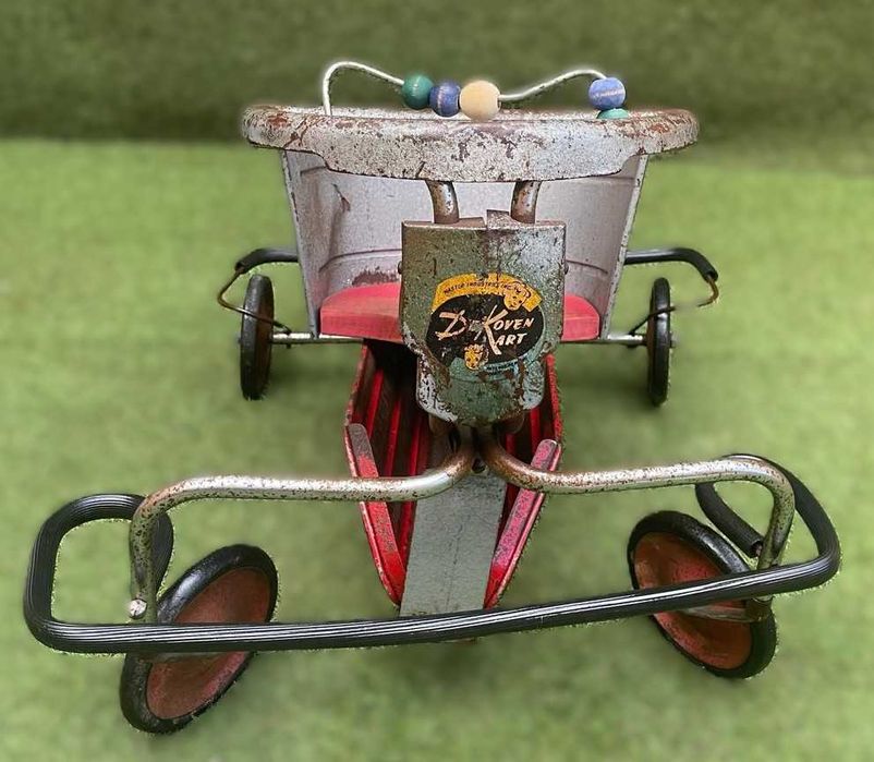 Triciclo de criança de metal com assento de madeira