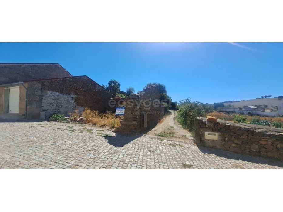 Ruínas para reconstruir no centro de Castelo Branco, Mogadouro