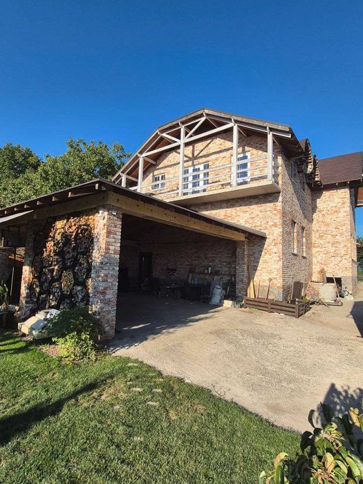 будинок для комфортного життя : паркомісце, краєвид, затишок