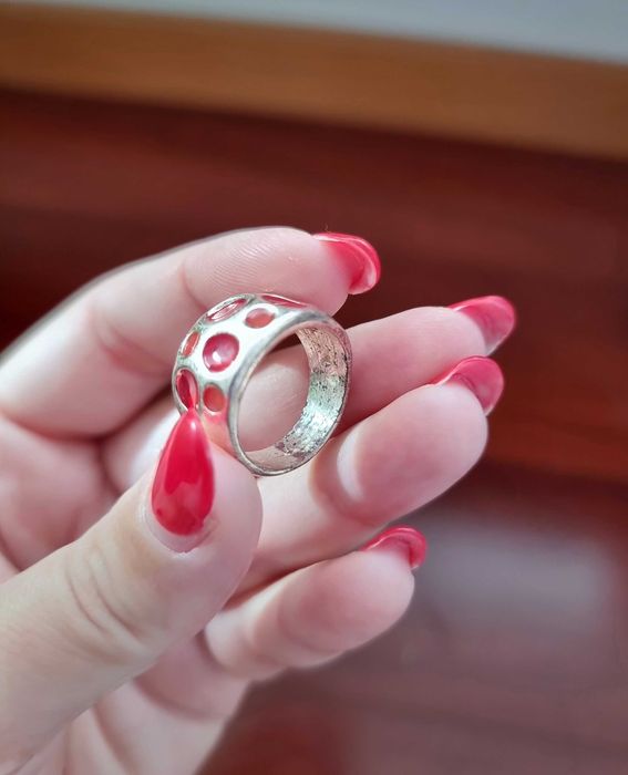 Anel prateado e vermelho
