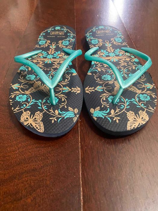 Chinelos azuis com estampas de flores