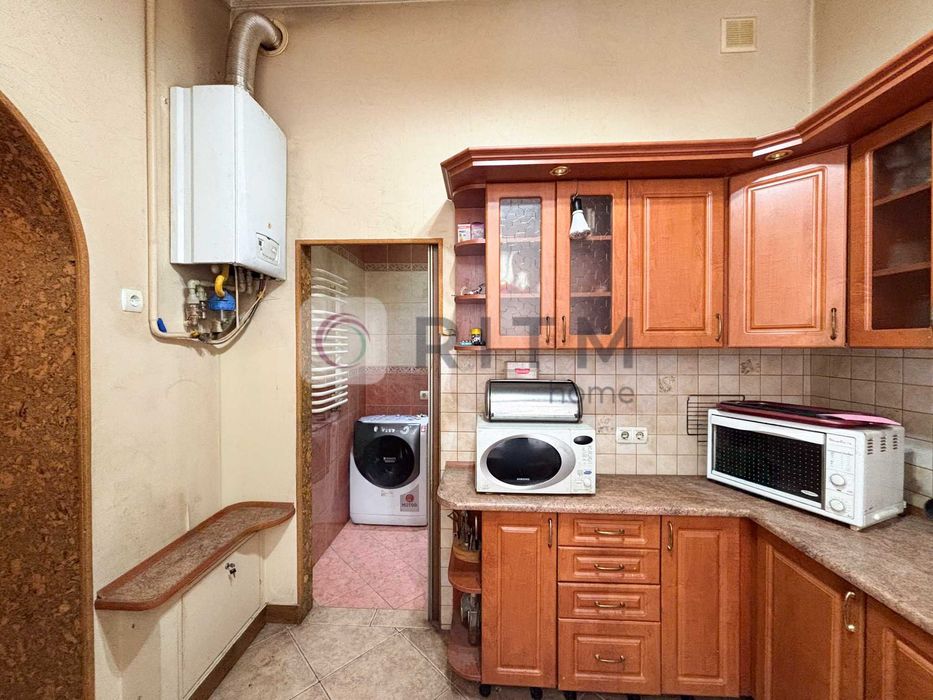 Продаж 3-кімнатної квартира в австрійському будинку — вул. Пекарська, 42, Личаківський район