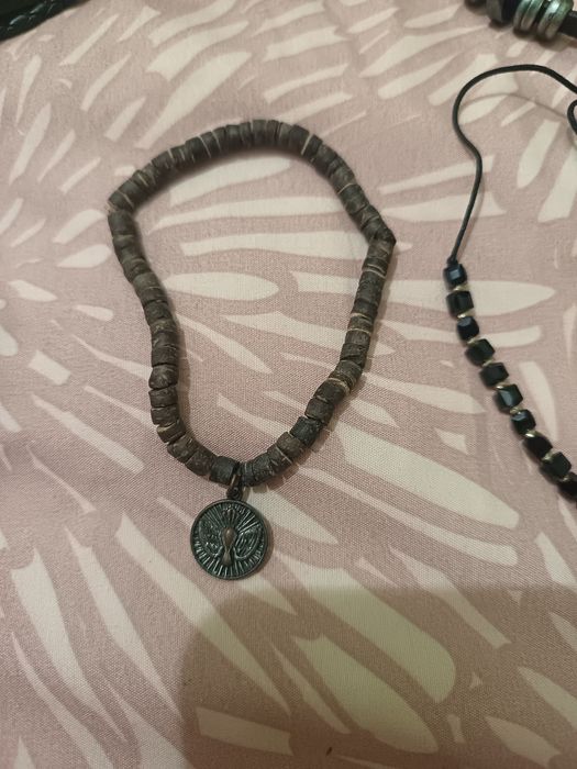 Várias pulseiras cada uma a 0.50 centímetros