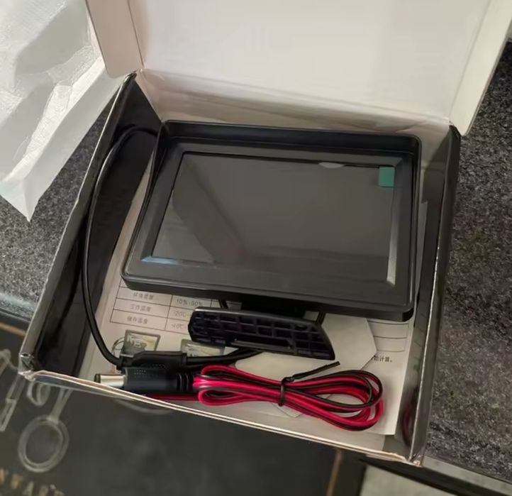 Monitor 4,3 cala  z zasilanie 12V i dwoma liniami AV na Chinch