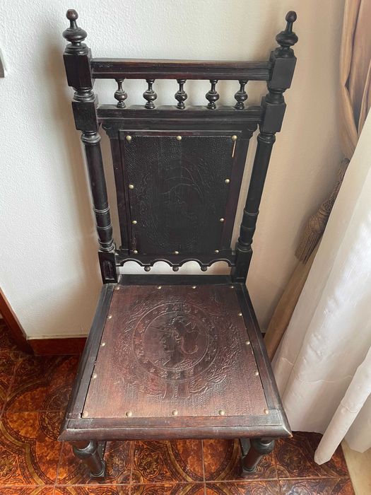 Conjunto de 2 cadeiras antigas em madeira maciça trabalhada