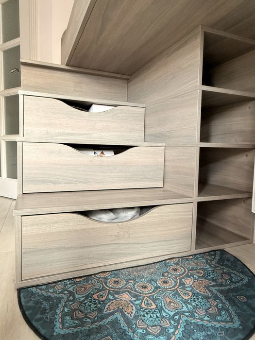 Дитяче ліжко з вбудованими шухлядами й поличками