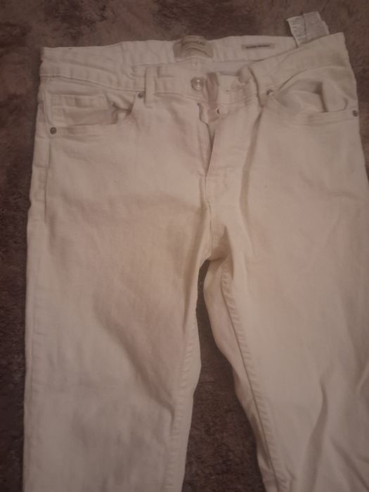 Biale dżinsy męskie pull bear
