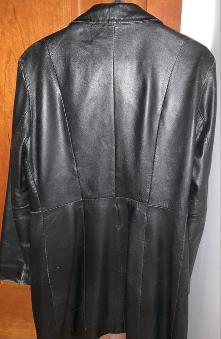Casaco comprido, preto, em pele da “Casa das Peles do Cartaxo”