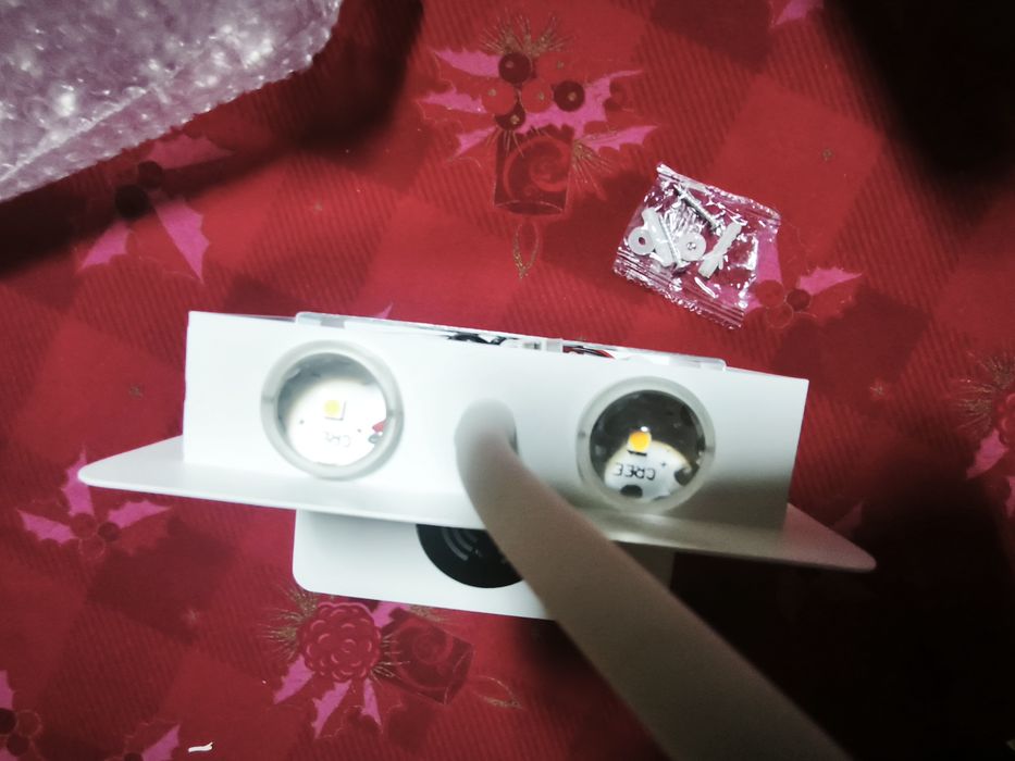 Candeeiro com luz led flexível e tomada USB e carregador indução