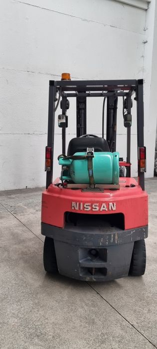Empilhador Nissan  a gás 1500kg
