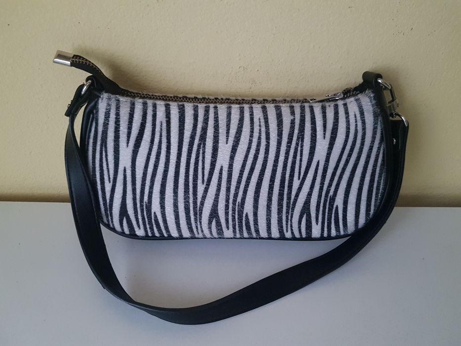 Torebka do ręki imitacja skóry zebry Cropp goth altrenativp