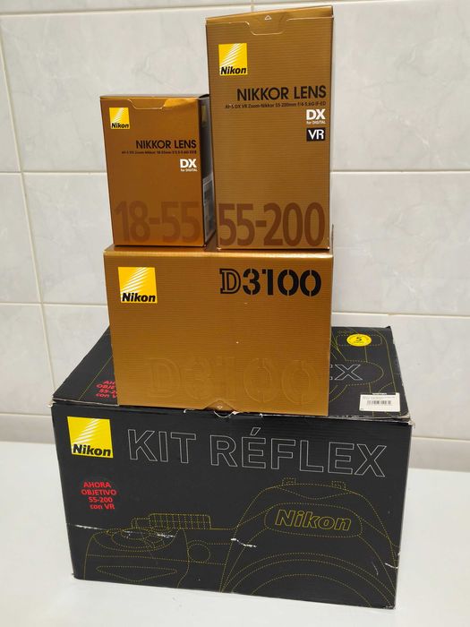Nikon D3100 Pack com duas objetivas e acessórios. Como novo.
