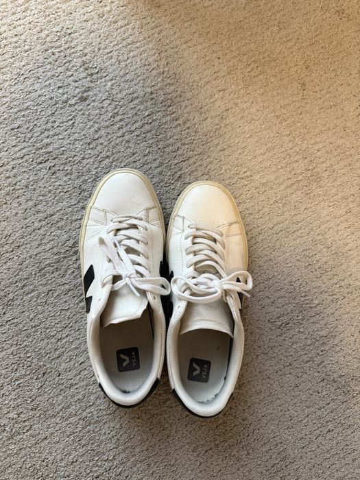 Veja Sapatilhas brancas e pretas