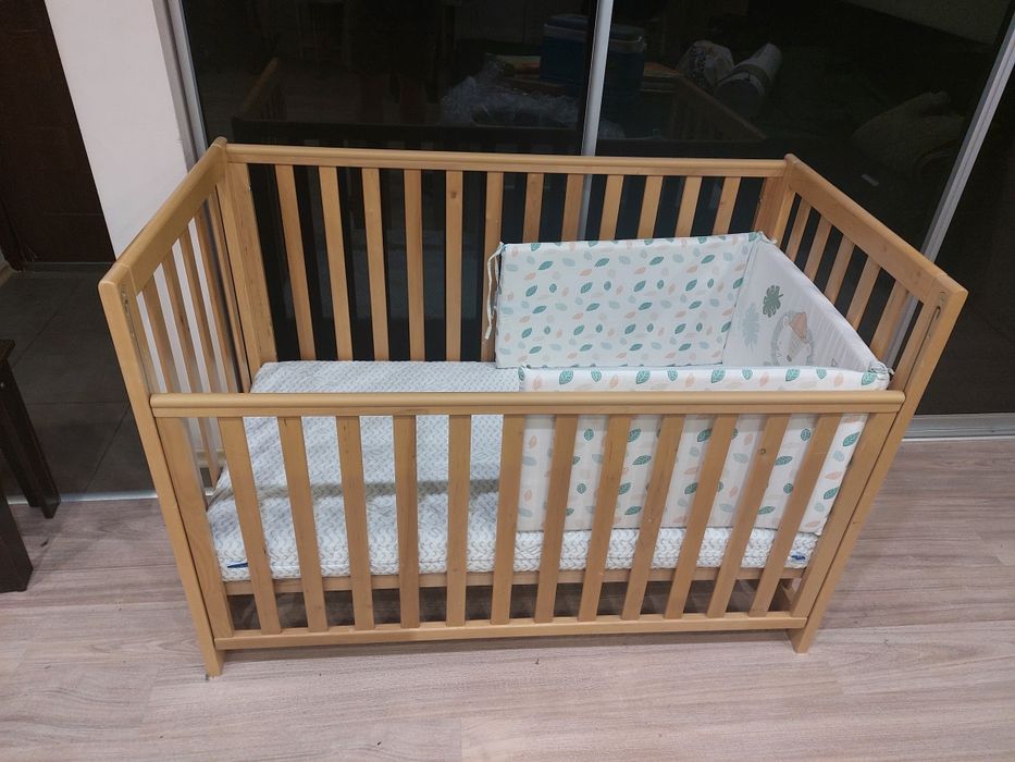 Дитяче ліжечко з опускною боковиною та матрацем