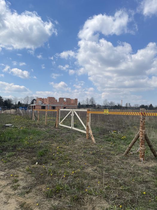 Ogrodzenie budowlane tymczasowe siatka leśna stemple płot budowa