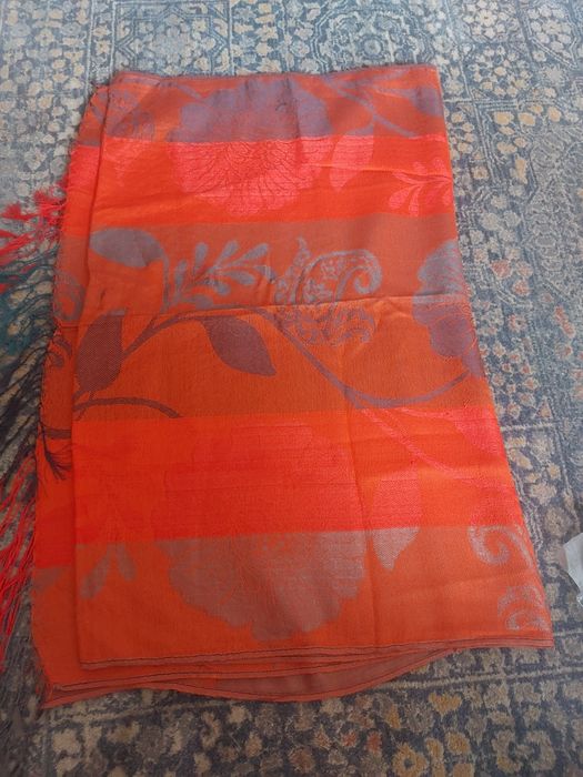 Nowy duży szal damski.