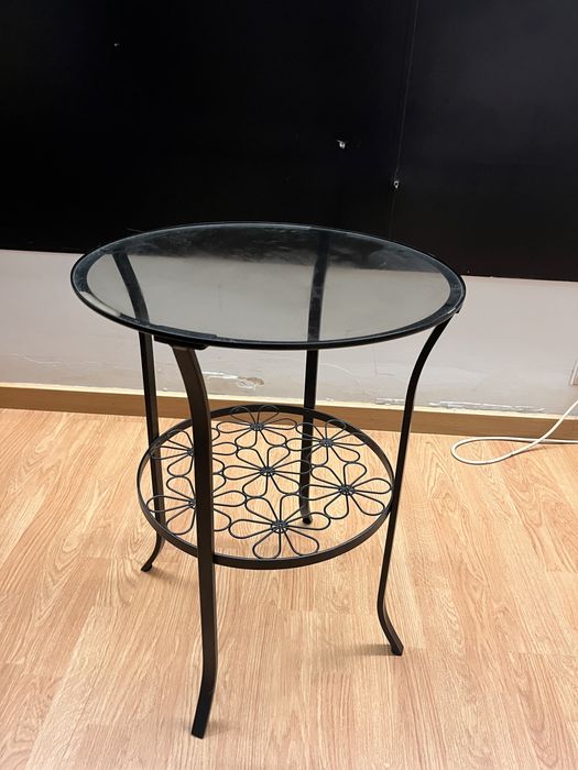 mesa preta com vidro ikeia