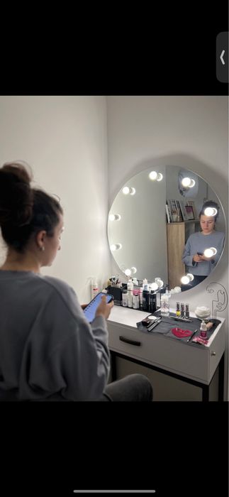 Гримерний стіл та дзеркало