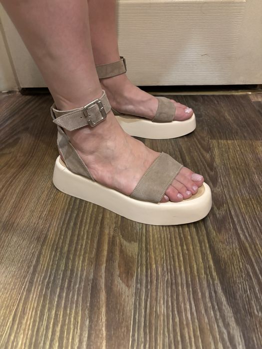 Босоножки на танкетке