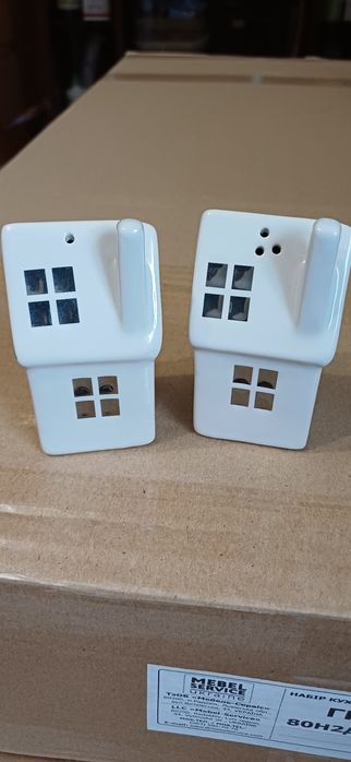 Набір керамічних солонок і перечниць в формі будиночків.