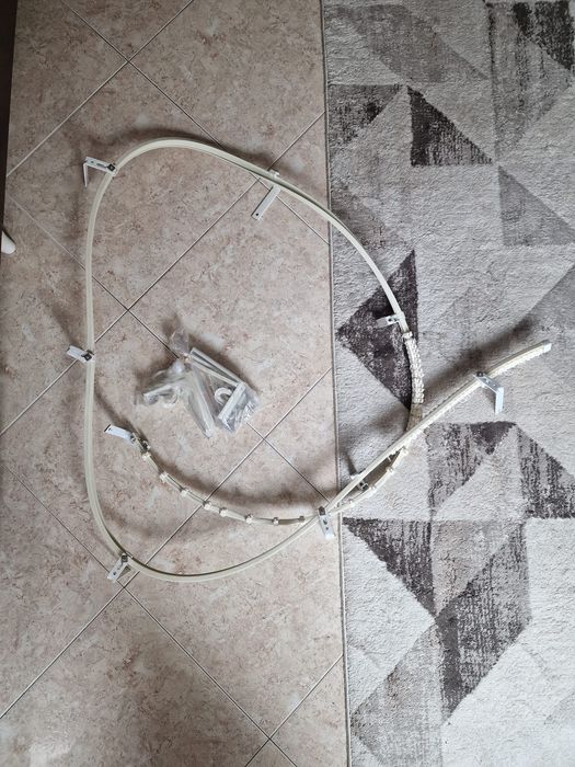 Calha para cortinados flexível para teto ou parede