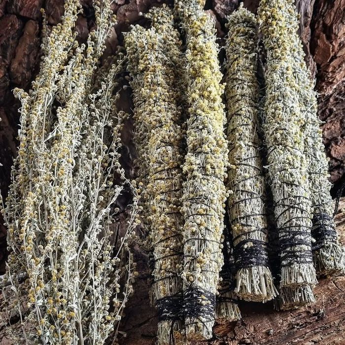 Скрутки полыни для окуривания пространства