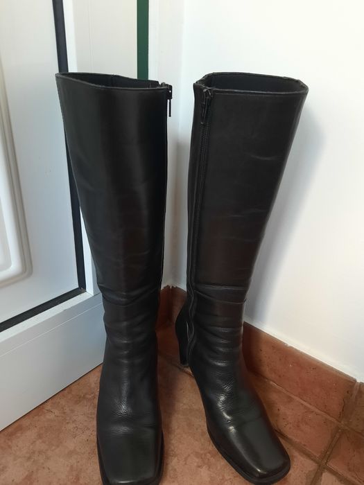 Vendo  estes 2pares de botas por apenas 12 euros              os s pa