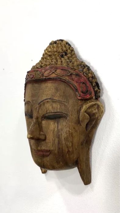 Cabeça de Buda em madeira.