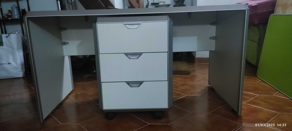 Secretária com  armário e gavetas com chave como novo64553109362433124