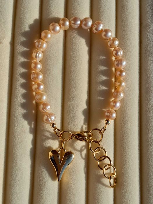 Bransoletka z naturalnymi beżowo złotymi perłami.