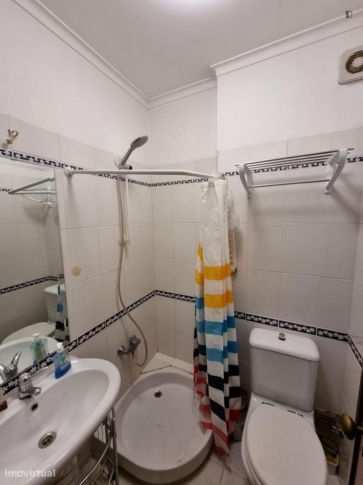 Quarto - localizado em Carcavelos Lisbon