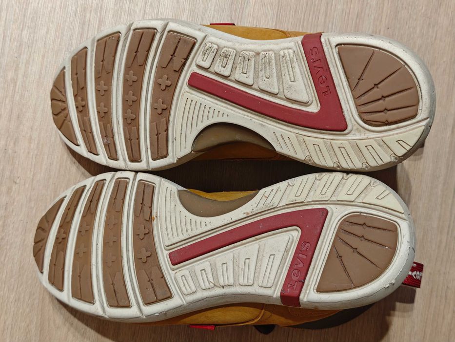 Botas levis em bom estado