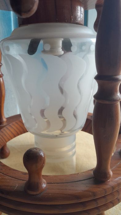 Candeeiro de teto em madeira