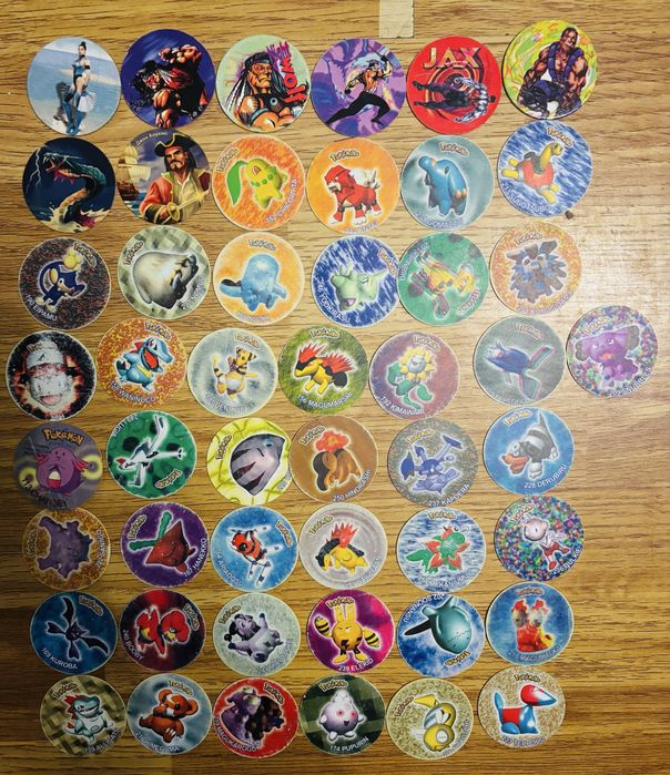 Наклейки, фішки, кепси, карточки колекціонування